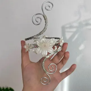 Vintage Mother of Pearl Flower Cuff Bracelet, Open Spiral Wire-Wrap Design, Silver Plated Iron Base, 9cm, Boho Statement Bangle for Women