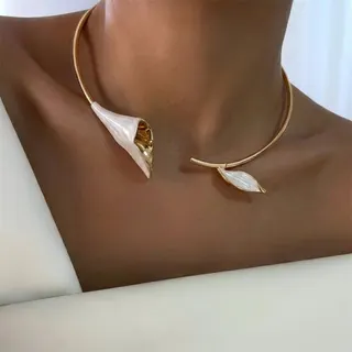 Asymmetric Petal Leaf Collar Necklace, 18K Gold Plated Alloy with Mother-of-Pearl Drip-Glaze Flower, Minimalist French Clavicle Choker for Women, 14.5cm Gold