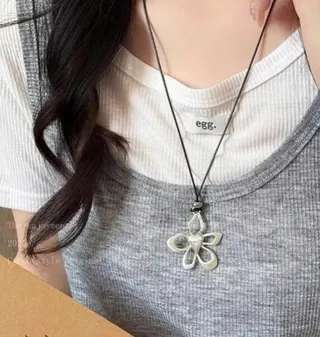 Flower Necklace Long Sweater Chain - Alloy Hollow Five-Petal Pendant with Rhinestone, 75cm Minimalist Vintage Ins Style Collarbone Chain for Women