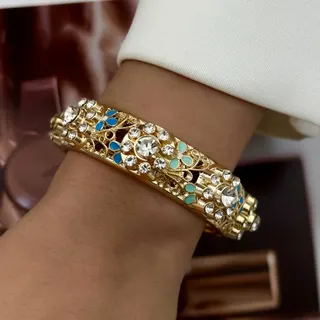 Vintage Enamel Flower Wide Cuff Bracelet, Gold Alloy Rhinestone Hollow-Out Bangle, Luxury Retro Jewelry for Women (6cm)