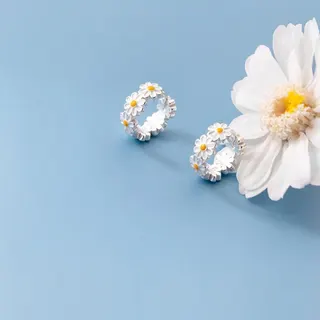 Daisy Flower Enamel Hoop Earrings - French Vintage Cute Daisy Stud Clip Earrings, Brass Silver Plated with Painted Petals, 2.5cm, Pair