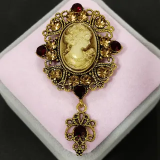 Vintage Cameo Lady Head Brooch, Baroque Court Style Pin with Champagne Rhinestones & Red Accents, Gold Alloy Dangle Fashion Jewelry for Women, 4.2x7.4cm
