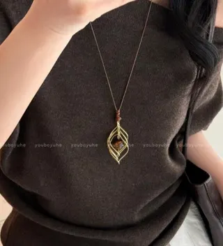 Maillard Retro Gold Tiger Eye Stone Long Pendant Necklace, Hollow Leaf Feather Design, 18K Gold Plated Alloy with Pearl, 51-60cm, Elegant Boho Collarbone Chain for Women