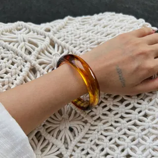 Acrylic Ombré Bangle Bracelet - Amber Color Wide Cuff, Vintage Translucent Resin Wristband, Lightweight Hypoallergenic Fashion Jewelry for Women