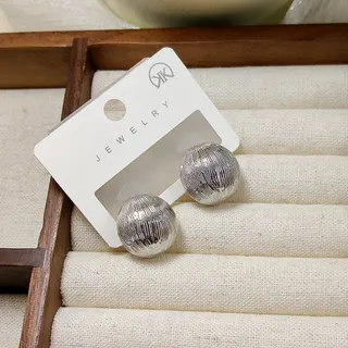 Vintage Round Stud Earrings Silver Alloy Hammered Texture Sphere Earrings French Minimalist Statement Ear Studs 1.8cm Pair