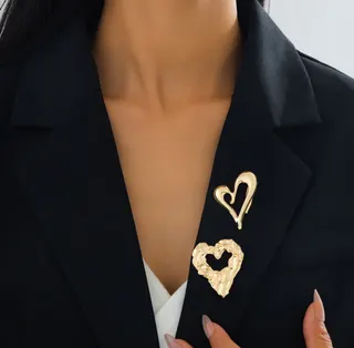 Gold Hollow Heart Brooch Set - 18K Gold Plated Alloy Fashion Lapel Pin, French Vintage Love Heart Brooch for Blazer Coat, 4.2x3.7cm Two-Piece Set