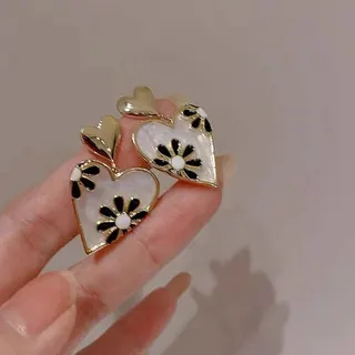 Vintage Daisy Heart Earrings - Mother of Pearl & Pearl Flower Studs, 18K Gold Plated Alloy, Sweet French Style Heart Ear Studs for Women