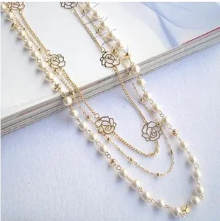 French Vintage Pearl Rose Multi-Layer Sweater Necklace, 18K Gold Plated Alloy with Imitation Pearls & Openwork Rose Charms, 65cm Long Layered Chain for Women