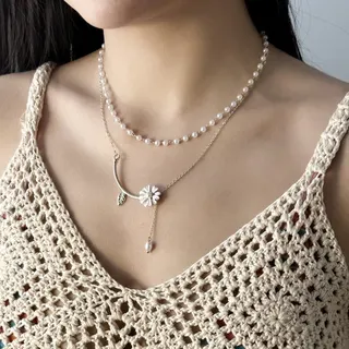 Vintage Daisy Pearl Layered Necklace Set - 18K Gold Plated Alloy with Enamel Daisy Pendant & Pearl Bead Chain, 2-Piece Adjustable Choker, French Chic Jewelry for Women