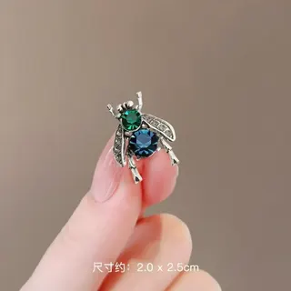 Vintage Bee Brooch for Women, Alloy Rhinestone Lapel Pin with Green & Blue Gemstone, French Retro Fashion Jewelry, 2.4x1.9cm