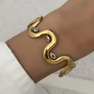 Vintage Flower Cuff Bracelet for Women - 18K Gold Plated Stainless Steel with Resin Petals, Adjustable Open Bangle, Hypoallergenic & Tarnish Free, French Chic Boho Jewelry Gift